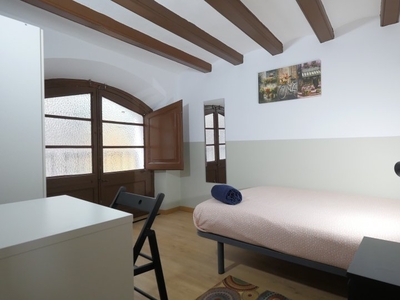 Se alquila habitación individual, apartamento de 4 dormitorios, El Raval