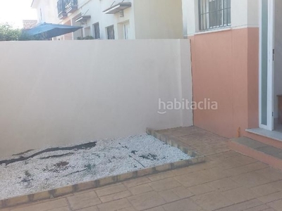 Alquiler casa pareada , bonito adosado completamente amueblado con bonitos muebles, patio delantero y trasero, 3 dor, 3 baños,cocina completamente amueblado piscina comunitaria ,aconsejo visitar en Espartinas