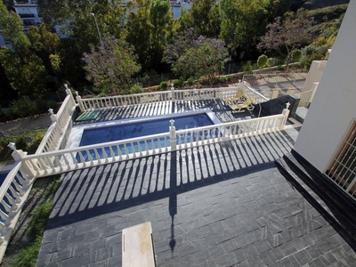 Chalet con 4 habitaciones amueblado con piscina y aire acondicionado en Benalmádena