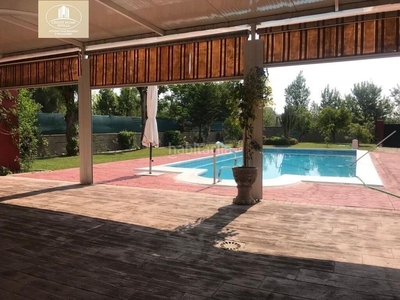 Chalet con 4 habitaciones con parking, piscina y aire acondicionado en Salteras