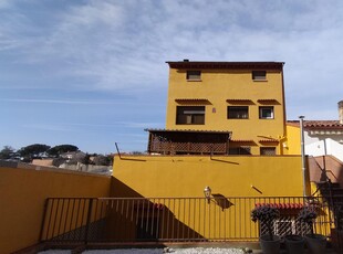 Casa Adosada en venta. Casa adosada en perfecto estado, para entrar a vivir, todas la comodidades, excelente ubicación, cerca de todo.