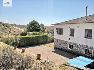 Chalet en venta en Navalperal en Navalperal de Pinares por 189,900 €