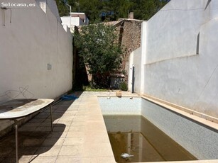 OPORTUNIDAD PARA TENER TU CASA CON PISCINA EN EL CENTRO DE LA POBLACIÓN!