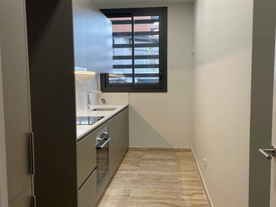 Venta Piso L'Hospitalet de Llobregat. Piso de tres habitaciones en Carrer de Pere Pelegrí. Muy buen estado planta baja con terraza