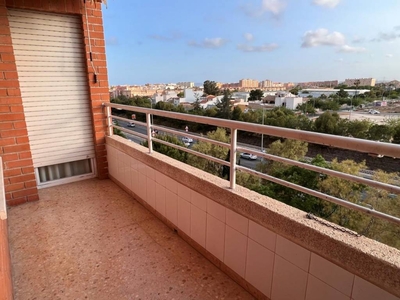 Alquiler Piso Alicante - Alacant. Piso de cuatro habitaciones en Carrer de la Mare de deu del Rocio. Buen estado segunda planta con balcón