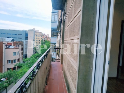 Alquiler Piso Barcelona. Piso de tres habitaciones en Travessera De Gracia. Cuarta planta con balcón