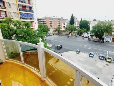 Alquiler Piso Sevilla. Piso de cuatro habitaciones en Calle Luis Montoto 150C. Buen estado tercera planta con terraza