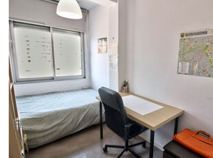 Habitaciones para alquilar en apartamento de 3 dormitorios en Valencia