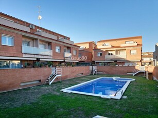 LUJOSA CASA PAREADA CON PISCINA EN TORREFARRERA