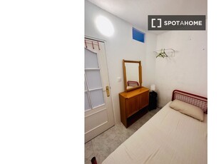 Se alquila habitación en piso de 4 dormitorios en Madrid