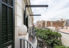 Apartamento piso reformado con elementos originales completamente exterior en finca de 1920. en Barcelona