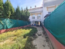 Casa adosada gran adosado en res. olisol de la sierrezuela. con jardines y piscina. 3 dormitorios, 3 baños, patio, porche, jardín y garaje. en Mijas