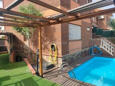 Casa pareada casa esquinera con piscina en Parets del Vallès
