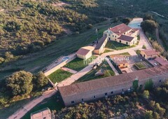 Masía con 12 habitaciones con parking, piscina, jardín y vistas a la montaña en Sant Llorenç Savall
