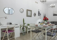 Modern & quiet apartment in typical Sevilla house.