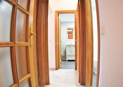 Piso con 2 habitaciones con ascensor, parking, piscina y vistas al mar en Fuengirola