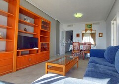 Piso con 3 habitaciones con ascensor, parking, aire acondicionado y vistas al mar en Fuengirola