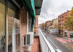 Piso 4 dormitorios + balcón en el centro en Gràcia Sabadell