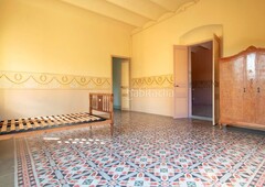 Piso señorial de 2 habitaciones en un edificio del siglo xix, para reformar parcialmente en Bisbal d´Empordà (La)