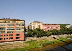 Piso un piso para reformar y con vistas al río en el barri vell en Girona