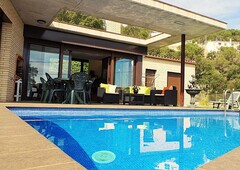 Moderna villa con piscina