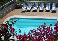 Villa con jardín y piscina privada cerca playa