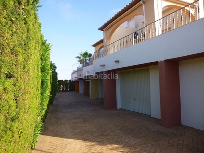Alquiler casa adosada adosado con piscina situado en la urbanización nova golf a 300 metros del mar y a 300 metros del campo de golf. en Oliva