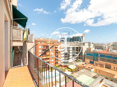 Alquiler piso luminoso apartamento amueblado con terraza en calle provença en Barcelona