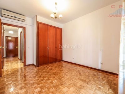Alquiler piso magnífico y luminoso piso sin amueblar, de 86 m2, 2 dormitorios y balcón; próximo al metro Sol en Madrid