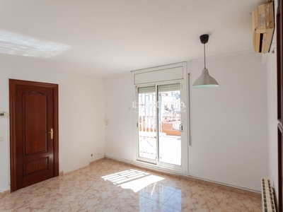 Ático con 3 habitaciones con ascensor, calefacción y aire acondicionado en Hospitalet de Llobregat (L´)