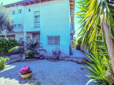 Casa adosada casa pareada con jardín y piscina comunitaria en Sitges