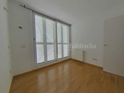 Casa adosada con 4 habitaciones con parking, calefacción y aire acondicionado en Aranjuez