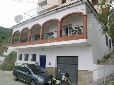 Casa adosada una gran casa de 4 dormitorios situada en lo alto del pueblo con un gran garaje y azotea. en Moclinejo
