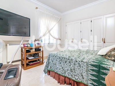 Casa con 4 habitaciones amueblada con ascensor, parking, piscina y aire acondicionado en Marbella