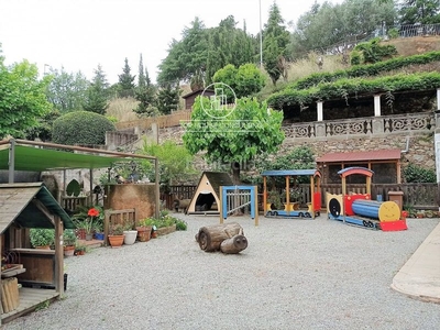 Casa espectacular masía catalana .
1.300m2 de parcela. 364m2 construidos en dos plantas.5 habitaciones, 2 baños.gran espacio ajardinado frente a la masía con parque infantil, porche para hacer barbacoas y huerto.parking descubierto.calefacció en Arenys de Munt