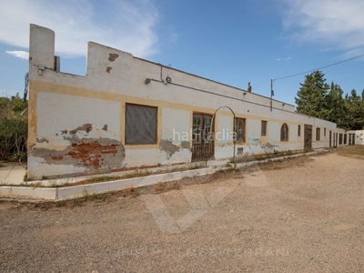 Casa finca rustica con 3 casas, taller, olivos y piscina en Riudoms