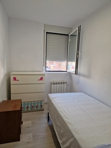 HABITACIÓN PARA 1 MUJER/ VISTA AL EXTERIOR