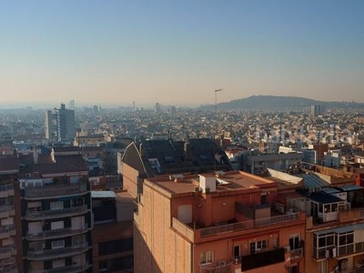 Piso alto con vistas y mucha luz en travessera de dalt. en Barcelona