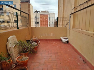 Piso amplio piso de cuatro habitaciones con terraza en Hospitalet de Llobregat (L´)