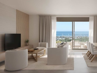 Piso con 2 habitaciones con ascensor, parking, calefacción, aire acondicionado y vistas al mar en Estepona