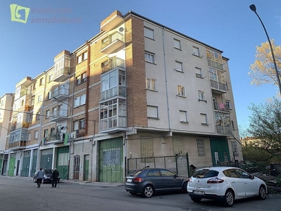 Piso en venta en calle La Arboleda de 4 habitaciones con terraza y calefacción