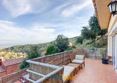 Chalet con 7 habitaciones con parking, piscina, calefacción, vistas al mar y vistas a la montaña en Alella
