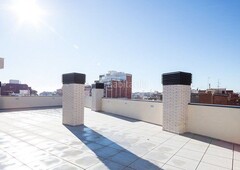 Dúplex con 2 habitaciones con ascensor, calefacción y aire acondicionado en Barcelona