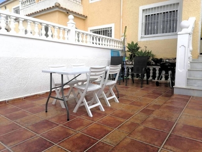 Alquiler Casa adosada en Calle Polonia Santa Pola. Buen estado con terraza 145 m²