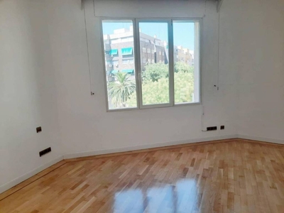 Alquiler Piso Madrid. Piso de cuatro habitaciones en Calle Fernán González. Buen estado tercera planta