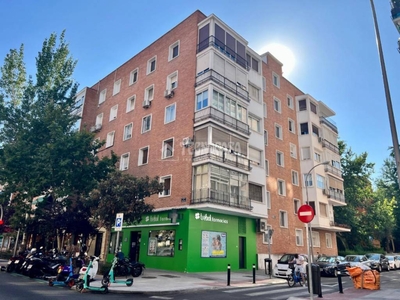 Alquiler Piso Madrid. Piso de cuatro habitaciones Plaza de aparcamiento con terraza calefacción central