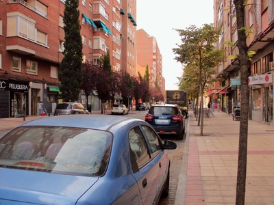 Alquiler Piso Valladolid. Piso de tres habitaciones en Gabilondo. Quinta planta