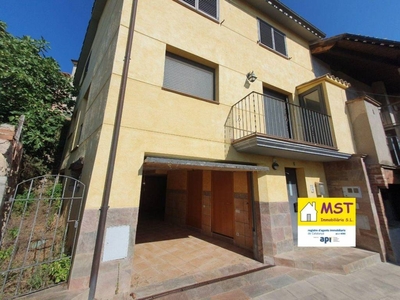 Venta Casa adosada en Catalunya Avià. Buen estado plaza de aparcamiento con balcón calefacción individual 172 m²