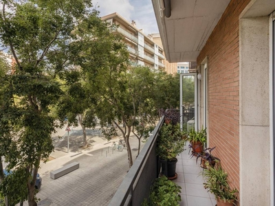 Venta Piso Barcelona. Piso de cuatro habitaciones en Carrer de Múrcia. Primera planta con balcón