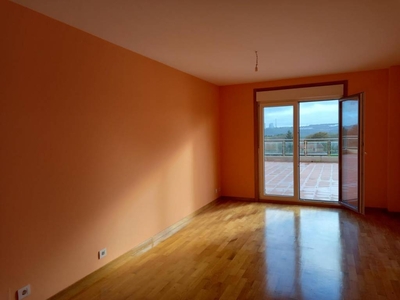 Venta Piso Cerceda. Piso de tres habitaciones en Coruña. Primera planta con terraza
